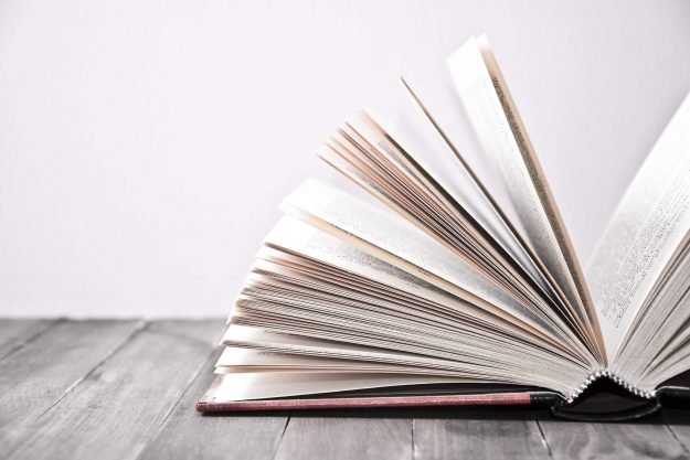 libro abierto sobre base de madera
