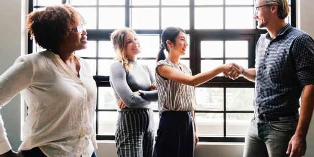 hablar con clientes internacionales tres mujeres y un hombre, una mujer y un hombre cerrando un negociodc