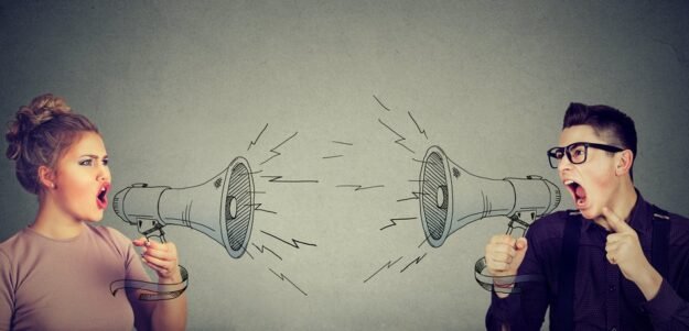 Quarrel,Between,Woman,And,Man,Screaming,At,Each,Other,In Localización: otra forma de romper barreras comunicativas